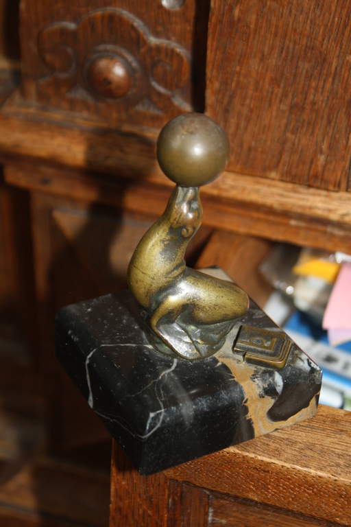 BRONZEN ART DECO ZEEHOND MET BAL kopen? Bied vanaf 80!