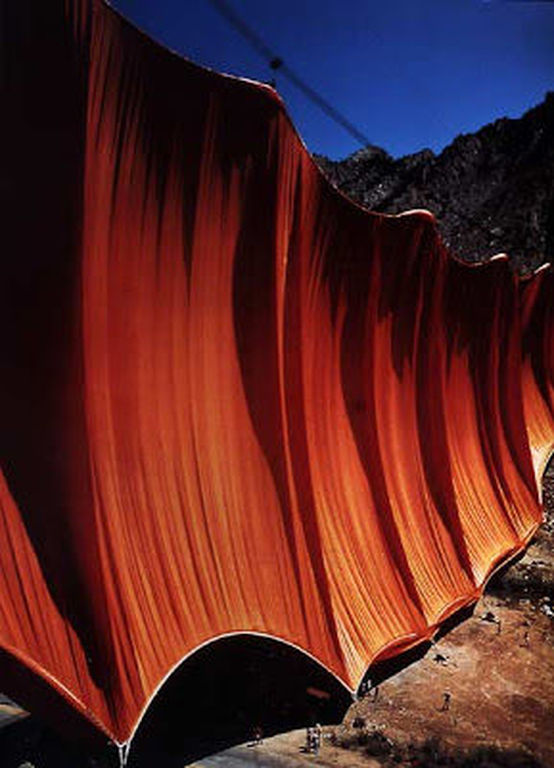 Christo & Jeanne Claude, drie  grote offsetfoto´s op zwaar glanzend papier verkocht voor € 60!