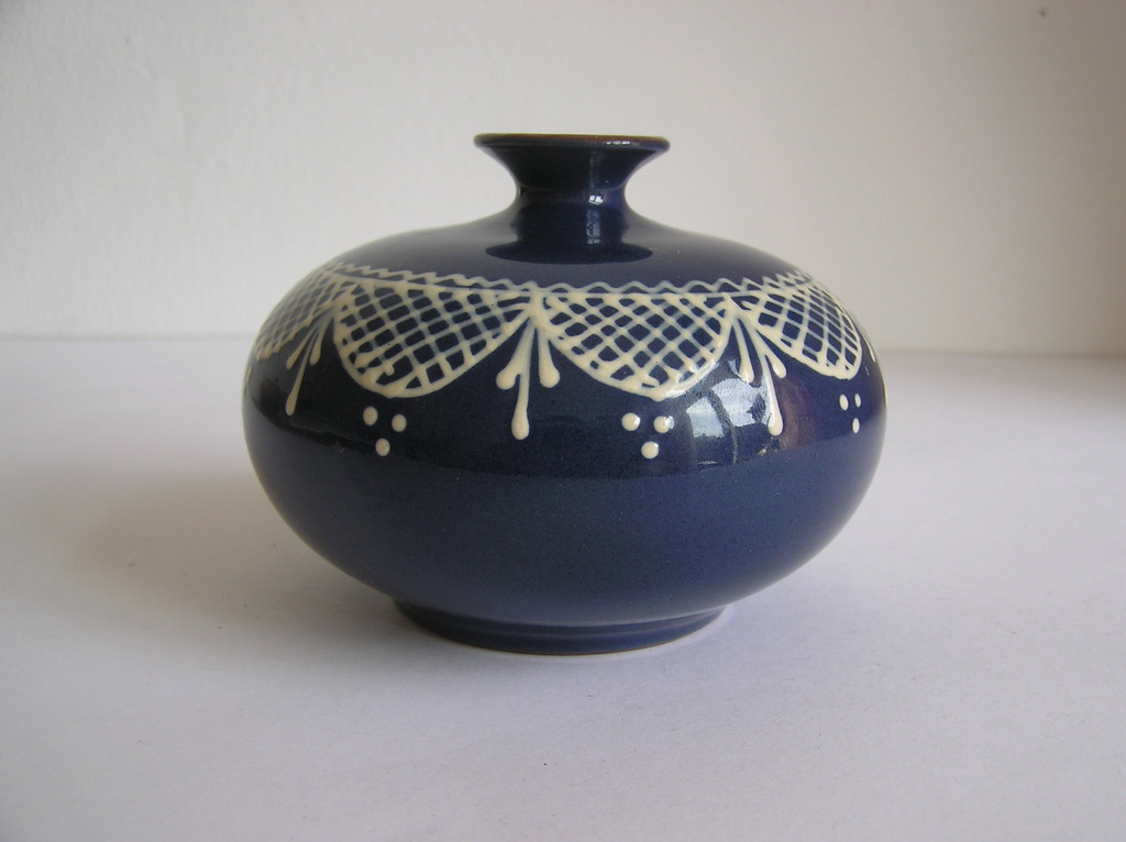 Art deco blauw slibglazuur studio aardewerken vaasje kopen? Bied vanaf 1!