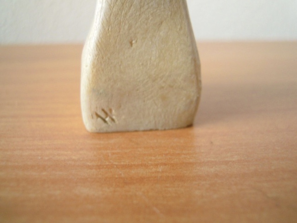 Prachtig beeldje gesigneerd met HK op de achterzijde en is 9 cm hoog.  kopen? Bied vanaf 15!