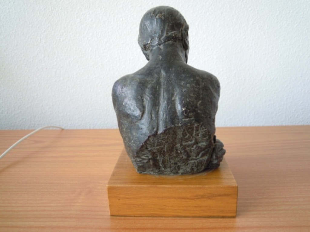 Beeldje - titel meedenken - niet gesigneerd - 25 cm hoog. kopen? Bied vanaf 20!