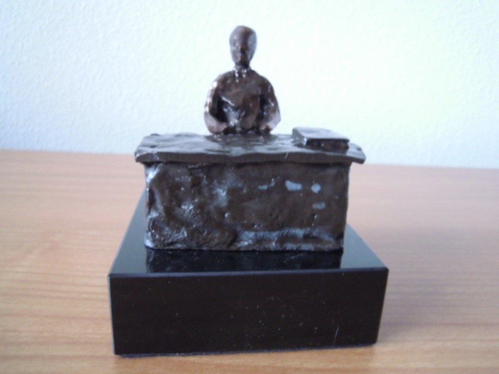 Bronzen beeldje - persoon aan bureau - 1765 gram - kunstenaar onbekend - 12 cm. kopen? Bied vanaf 35!