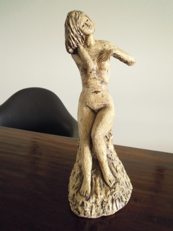 Beeld vrouwelijk naakt 35 cm hoog - hand gemaakt -niet gesigneerd   kopen? Bied vanaf 65!