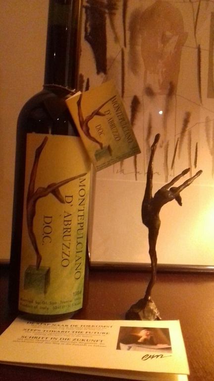 Verbronsd beeld met bijbehorende fles rode wijn in wijnkistje. kopen? Bied vanaf 28!