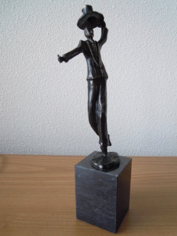Zwaar bronzen gesigneerd beeld man met hoed op marmeren sokkel - 26 cm hoog. kopen? Bied vanaf 45!