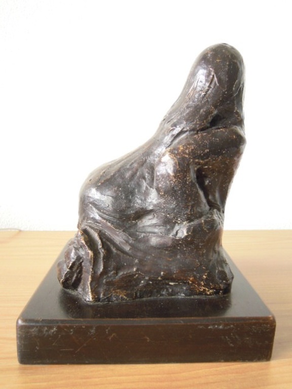 Hand gemaakt beeld -  vrouw -26 cm op houten sokkel - niet gesigneerd. kopen? Bied vanaf 25!