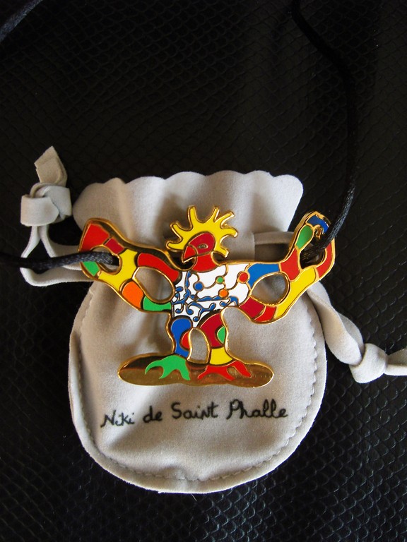 Niki de Saint Phalle – Oiseau de feu blanc. Broche/hanger kopen? Bied vanaf 85!