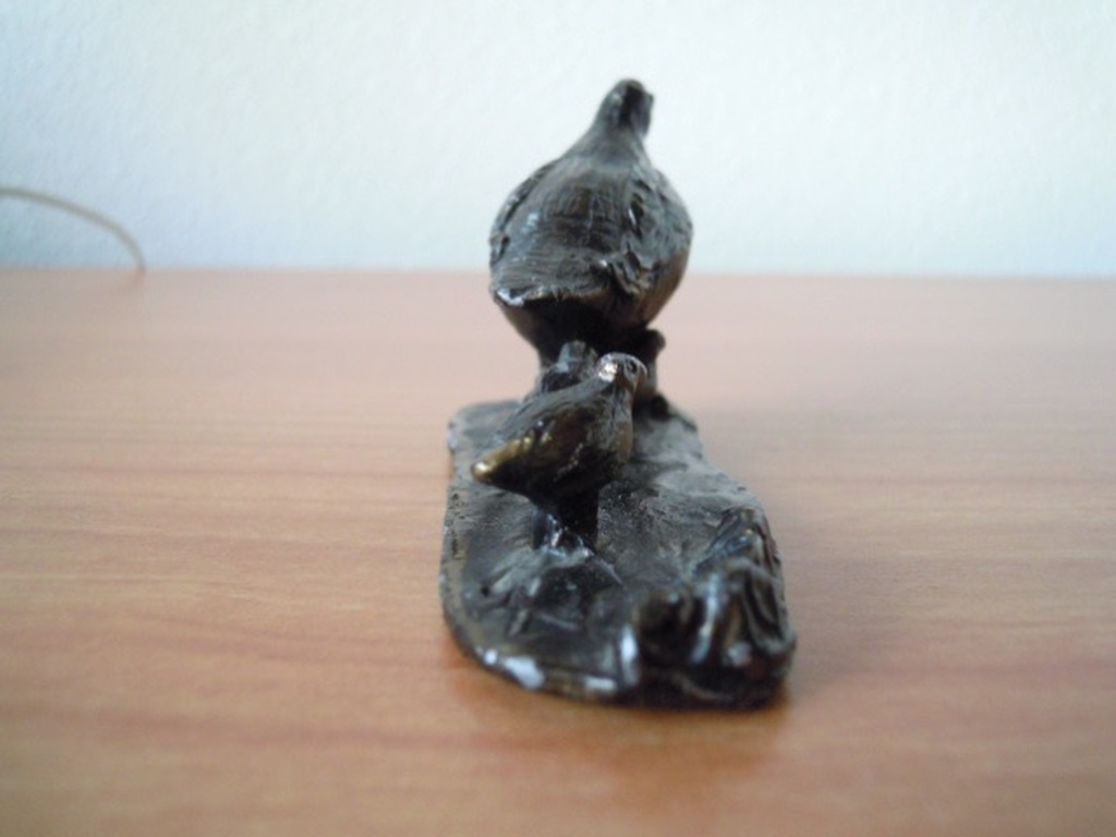 Bronzen of verbronst beeldje -Grote met kleine vogeltjes. kopen? Bied vanaf 20!