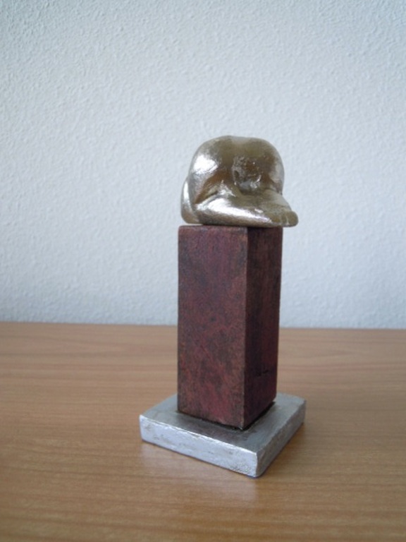 Prachtig beeldje - DIKKE DAME - op houten sokkel 12 cm hoog.  kopen? Bied vanaf 1!