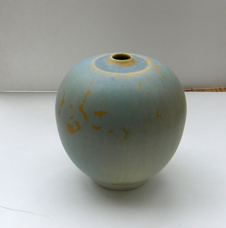 Hein Severijns, licht blauw keramiek vaasje met okergeel kopen? Bied vanaf 60!