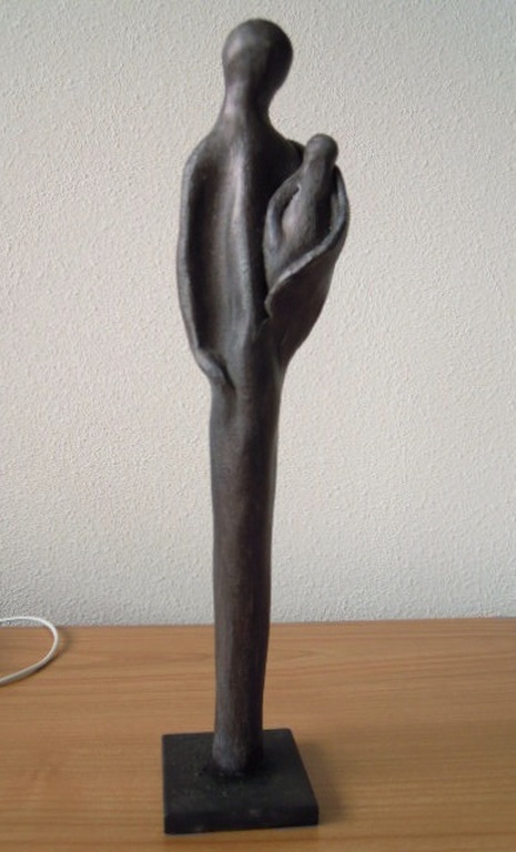 Prachtig hand gemaakt modern beeld van MOEDER MET KIND 35 cm hoog. kopen? Bied vanaf 20!