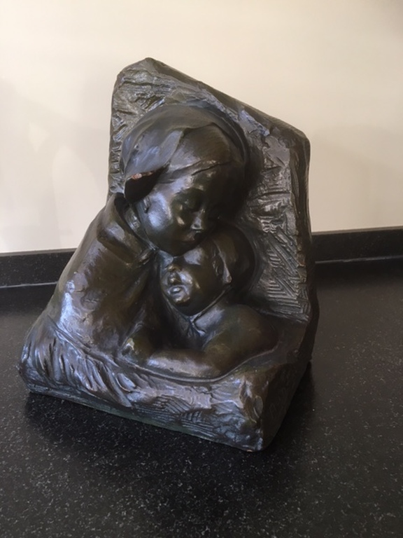 August Falise, beeld van gips, vrouw met kind verkocht voor € 100!