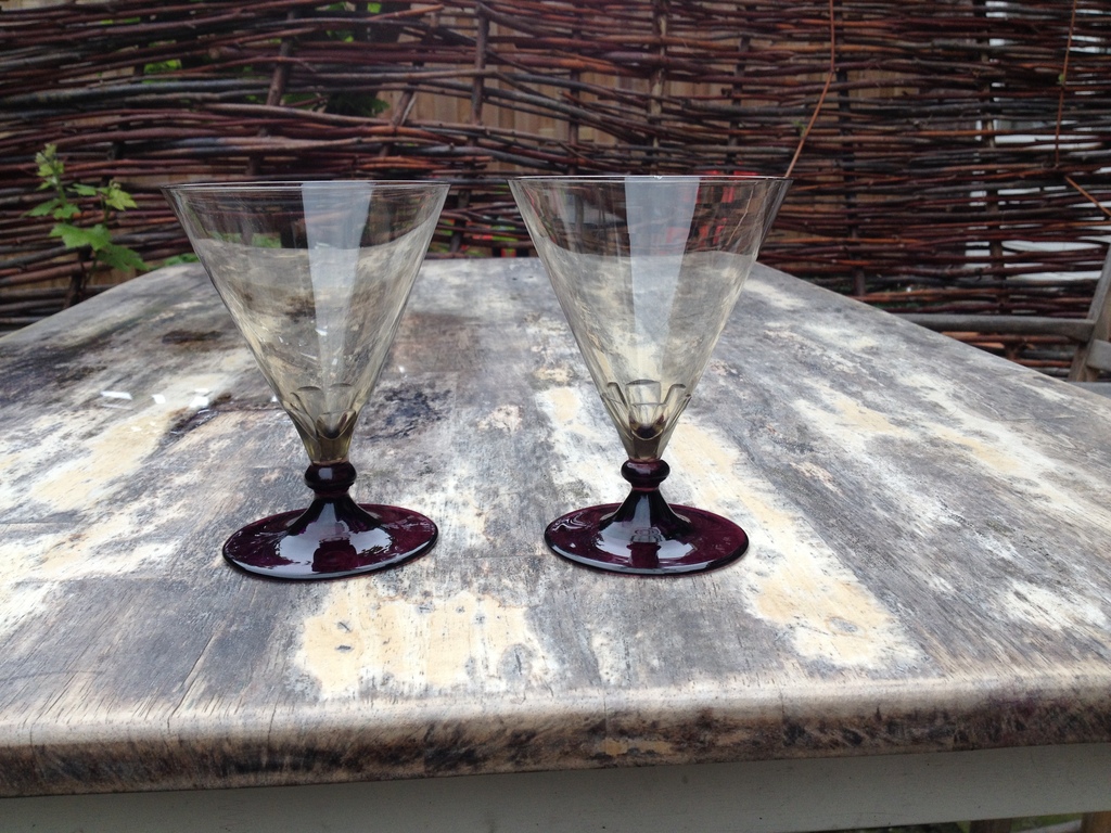 Twee Art Deco Cocktailglazen van rookglas met amethyst kleurige voet kopen? Bied vanaf 1!