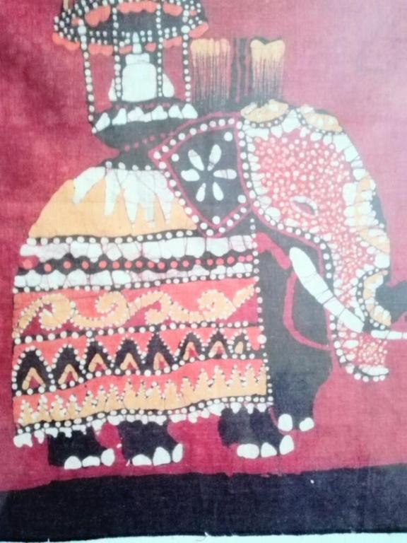 2 oriëntaalse Schilderijen 1 gesigneerd, onbekende kunstenaar, Techniek BATIK   kopen? Bied vanaf 1!