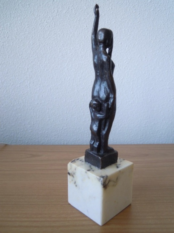 Bronzen beeldje - MOEDER MET KIND ACHTER ZICH - 20 CM verkocht voor € 45!
