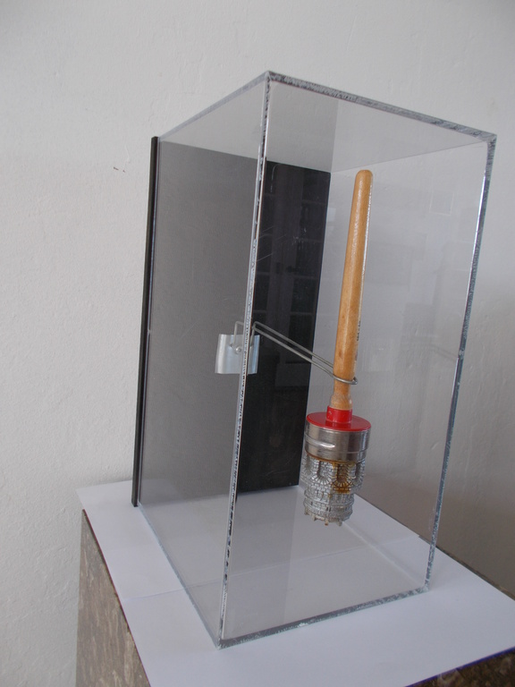 Kwast met miniatuur in perspex kast,Arjen.Lancel.1994 kopen? Bied vanaf 100!