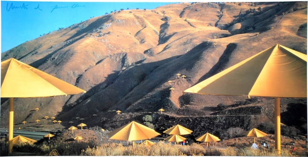 The Umbrellas III, foto, gesigneerd door Christo én door Jeanne-Claude verkocht voor € 60!