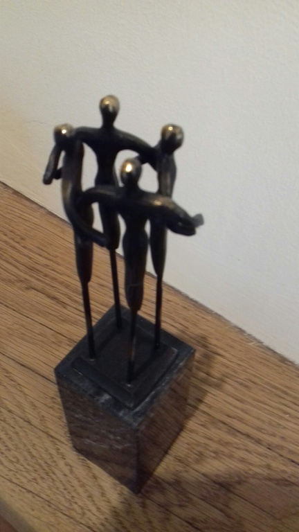 Verbronsde sculptuur op marmeren sokkel  "HOOGSTAAND GEÏNSPIREERD" kopen? Bied vanaf 29!