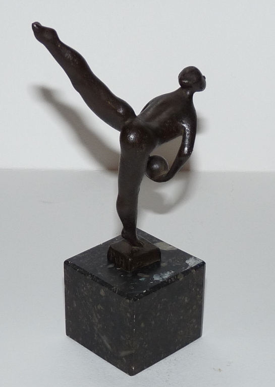 Piet van Heerden, Bronzen beeld, Naakt met bal kopen? Bied vanaf 225!