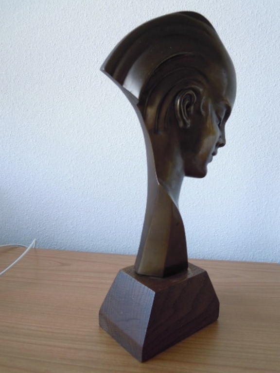 Zwaar bronzen ART DECO beeld op houten sokkel - 34 cm hoog. kopen? Bied vanaf 150!