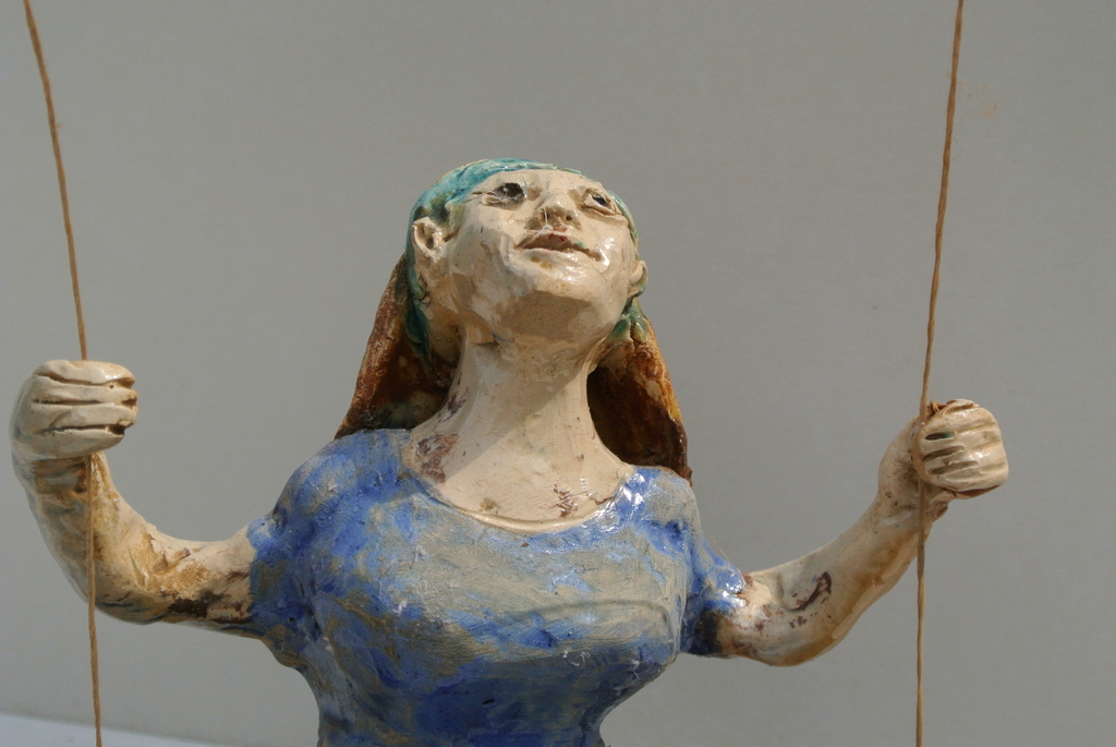 HARM KAMERLINGH ONNES.  Keramiek.  Meisje op schommel.  MUSEUMSTUK kopen? Bied vanaf 2450!