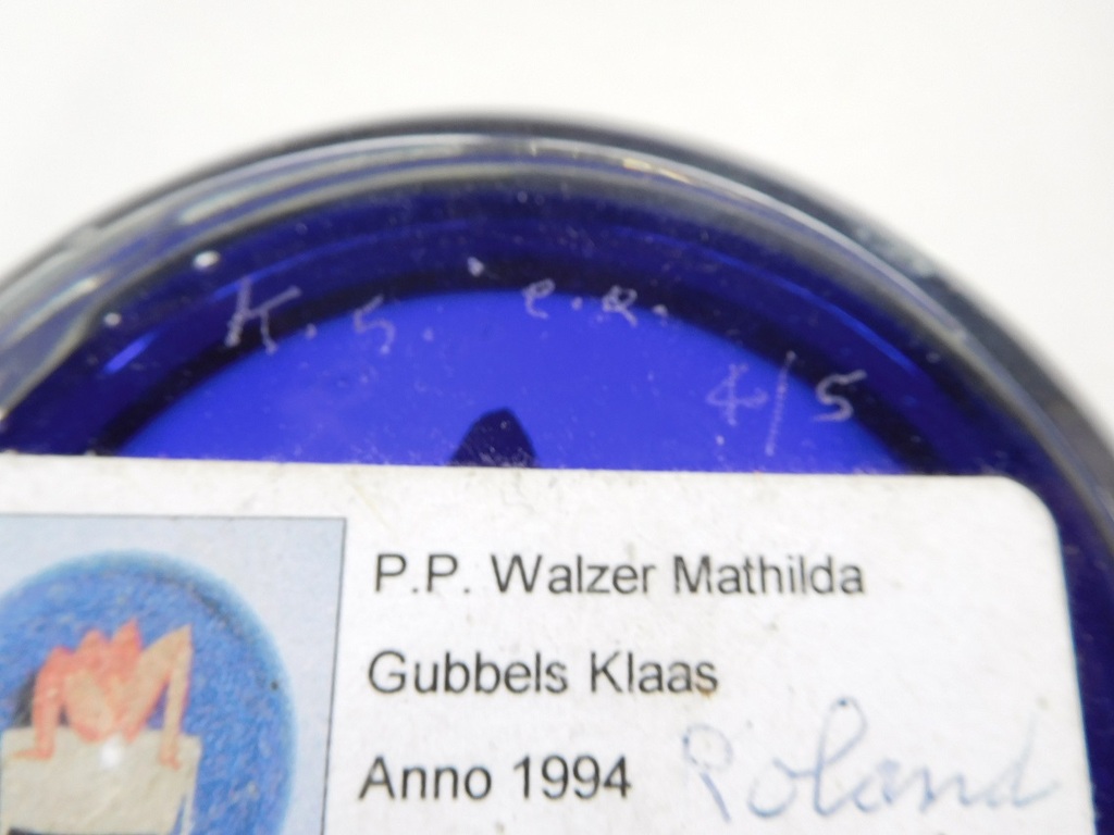 Klaas Gubbels, Glazen presse papier, e.a. 4/5, gesigneerd kopen? Bied vanaf 450!