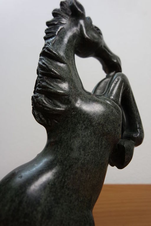 Uniek natuurstenen sculptuur van een steigerend paard (hoog 39 cm) kopen? Bied vanaf 99!
