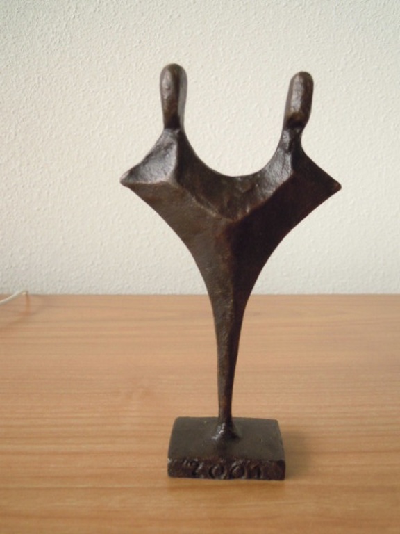 Gesigneerd massief bronzen beeld 16 cm hoog  verkocht voor € 85!