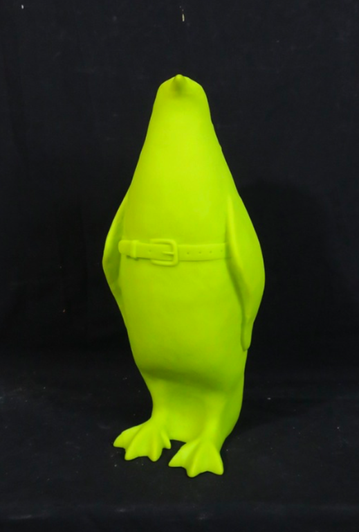 William Sweetlove: Gerecycled plastic, Penguin met waterfles (geel) verkocht voor € 200!