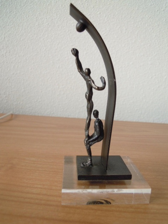 Beeldje van Corry Ammerlaan - samen sterk - 13 cm hoog. kopen? Bied vanaf 20!