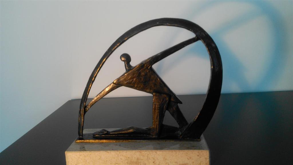 Bronzen beeldje op natuurstenen sokkel :knielende man onder boog kopen? Bied vanaf 17!