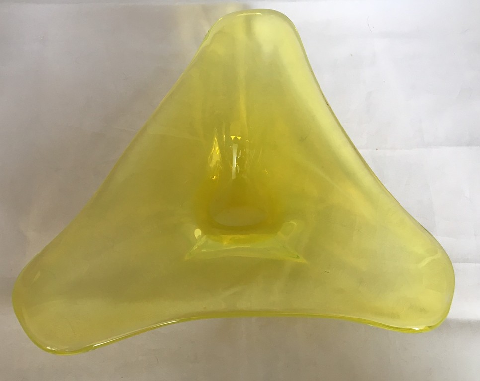 Murano - Citrus gele sommerso en melkwitte triangel schaal of centerpiece kopen? Bied vanaf 1!