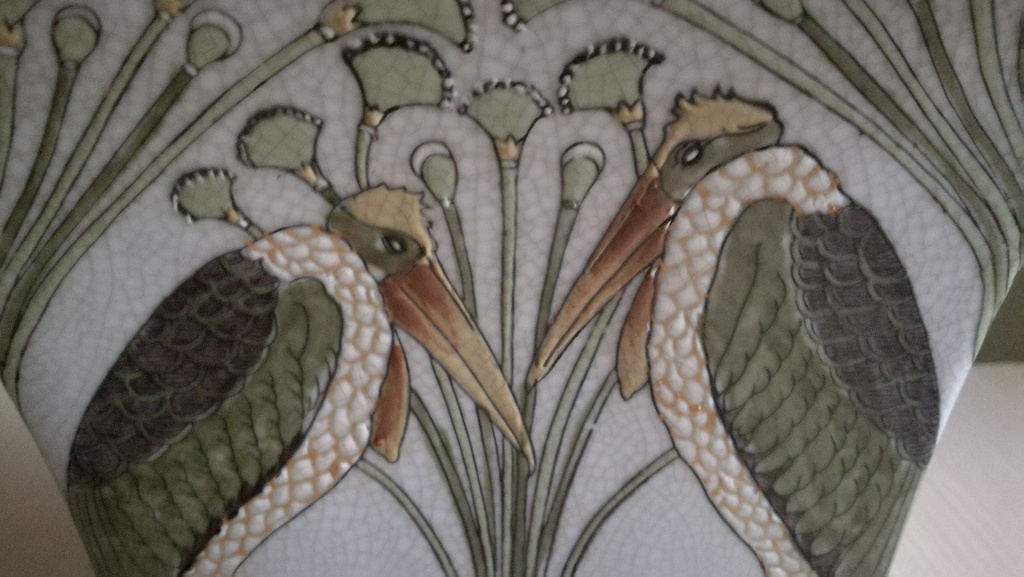 Art Nouveau, gedecoreerde keramieken pot op messing pootjes met fiance glazuur kopen? Bied vanaf 20!