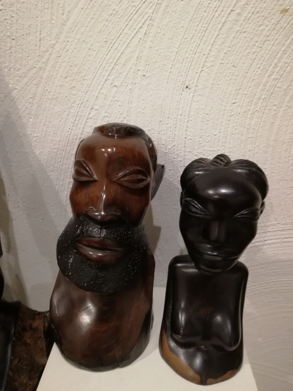 prachtig lot van  mooie Afrikaanse beelden handgesneden kopen? Bied vanaf 1!
