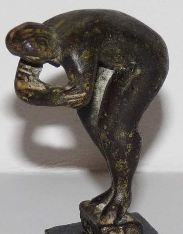 Piet van Heerden, Bronzen beeld op sokkel, Staande vrouw voorovergebogen verkocht voor € 195!