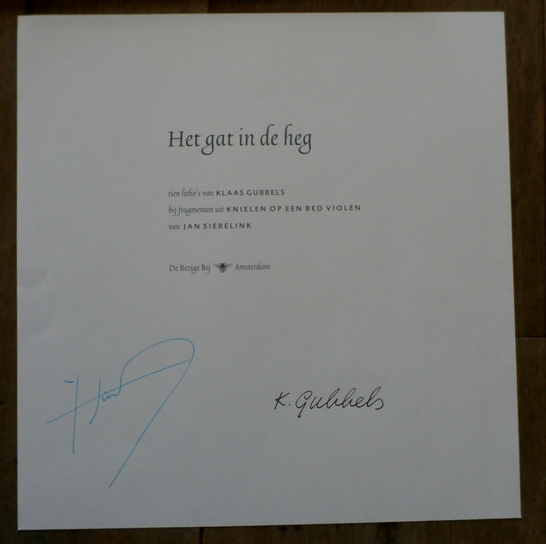 Klaas Gubbels - map Het gat in de heg (knielen op een bed violen) kopen? Bied vanaf 1!