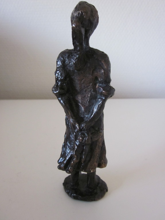 Bronzen beeldje van meisje met pop kopen? Bied vanaf 25!