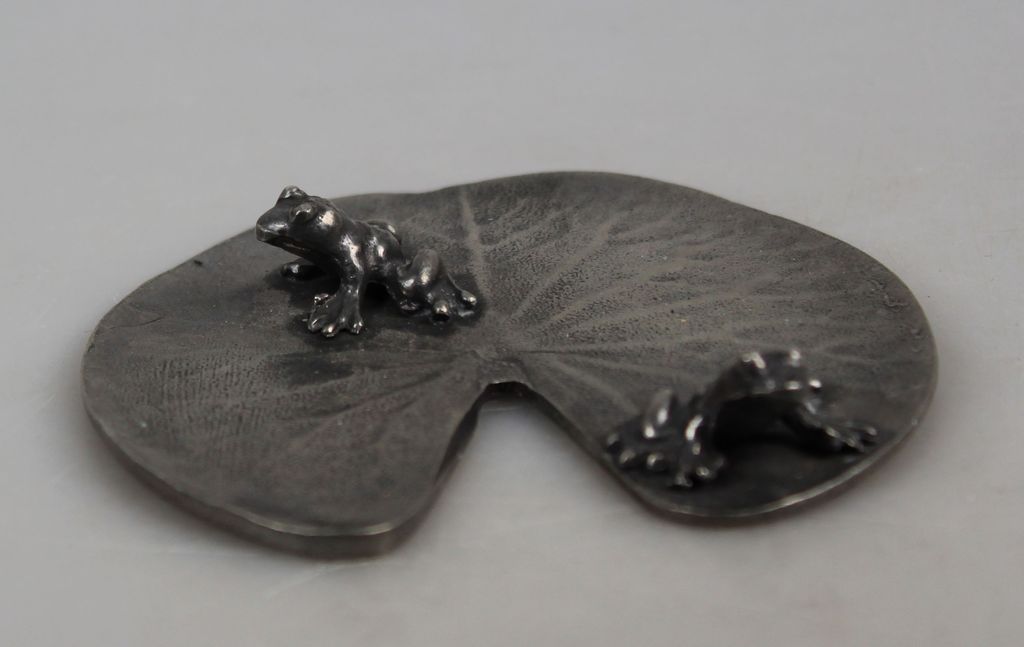 Tinnen waterlelieblad met 2 kikkers kopen? Bied vanaf 22!