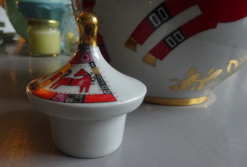 Lovosonov Rusland: grote porseleine theepot - Red Horses- 22krt goud gedecoreerd kopen? Bied vanaf 95!