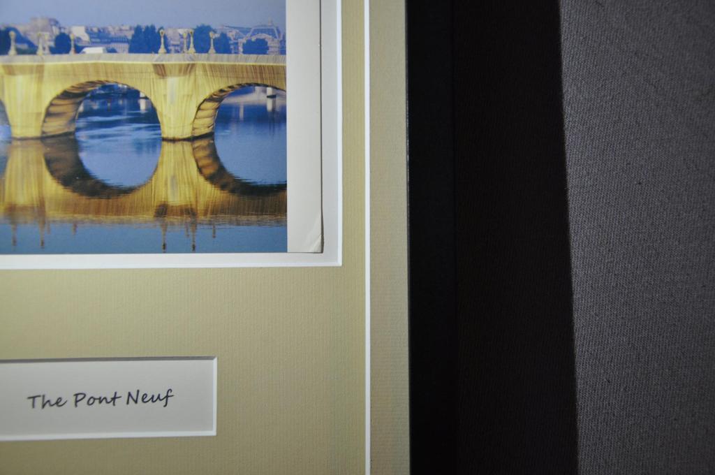 Christo, Pont Neuf hangesigneerd met stuk stof en certificaat kopen? Bied vanaf 95!