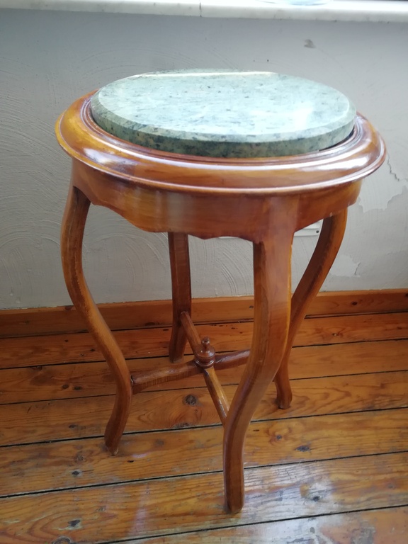 prachtig rustiek massief houten bijzet tafel met marmeren blad kopen? Bied vanaf 50!