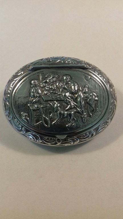 Verzilverd pillendoosje met oud Hollands tafereel.  kopen? Bied vanaf 17!