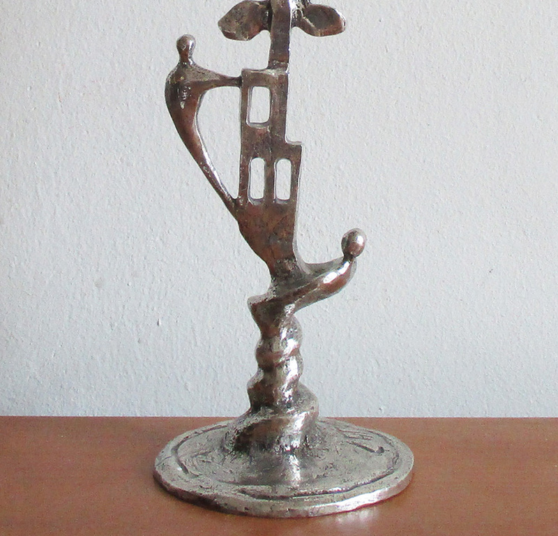 Corrie Ammerlaan-van Niekerk: kandelaar met figuratieve voorstellingen kopen? Bied vanaf 20!