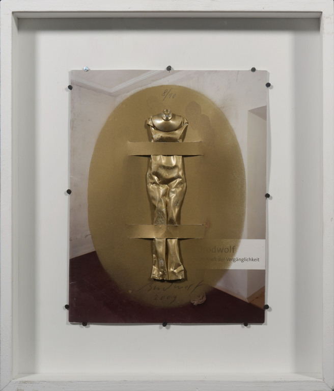 Jurgen Brodwolf: Assemblage, Vrouwfiguur tube - Ingelijst verkocht voor € 320!