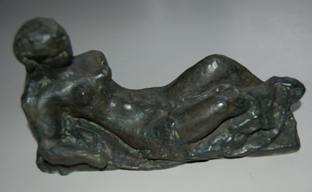 Charlotte van Pallandt: bronzen beeld- liggend naakt met draperie kopen? Bied vanaf 1200!