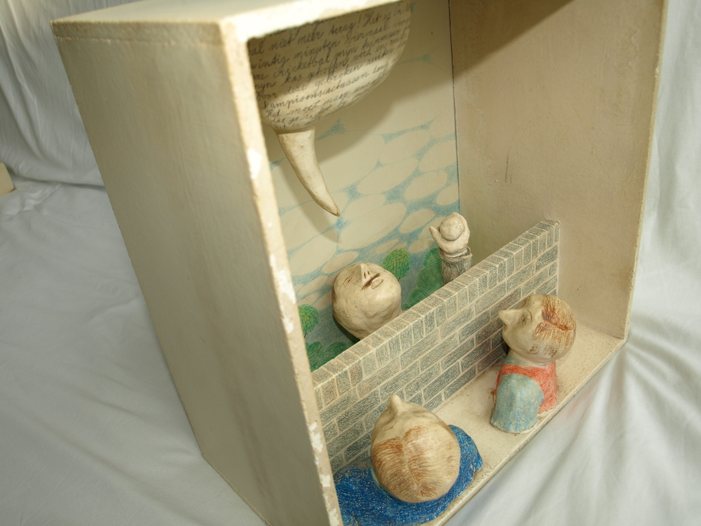 Aris Roskam : Beelden in kabinetkast – De Cricketbal – gesigneerd – 1981 kopen? Bied vanaf 30!