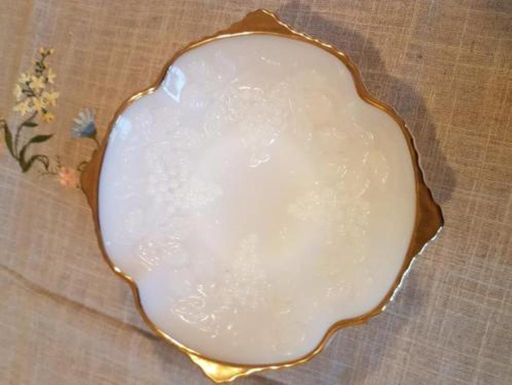 Opaline glazen schaal Francia eind 800 afgewerkt met fijn goud kopen? Bied vanaf 15!