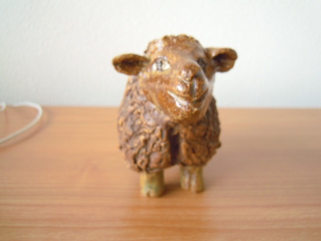 Handgemaakt beeldje van schaap 19 X 13 cm - gesigneerd JB. kopen? Bied vanaf 20!