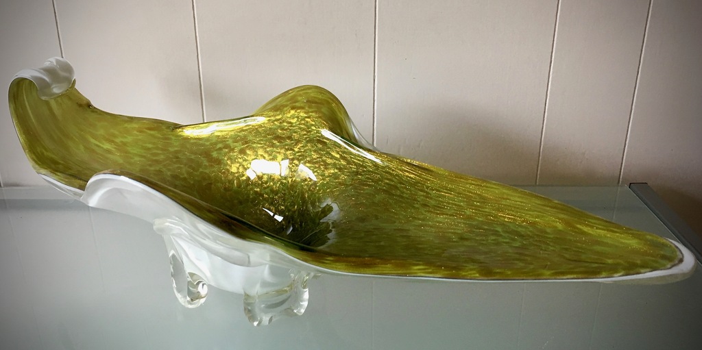 Buy Grote Murano schaal met gouden gele en groene accenten (59 cm) 2e helft 20e eeuw? Bid from 24!