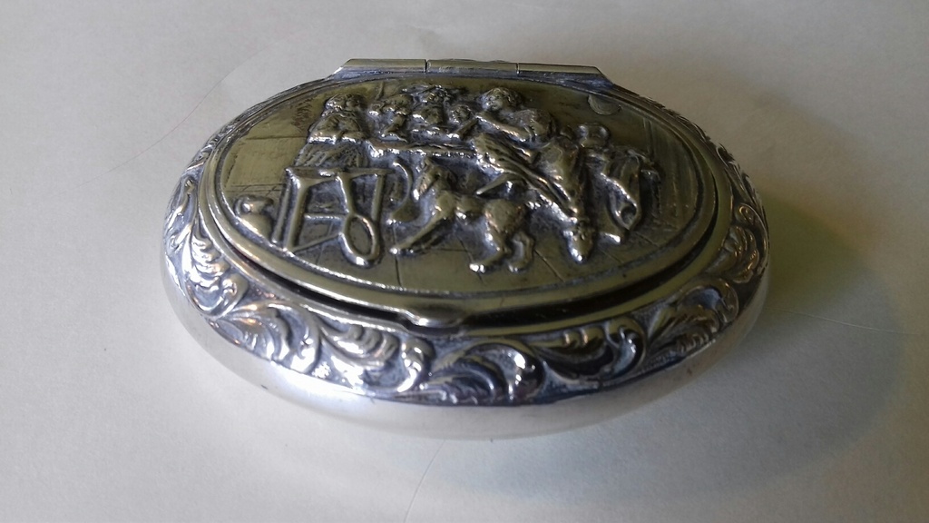 Verzilverd pillendoosje met oud Hollands tafereel.  kopen? Bied vanaf 17!